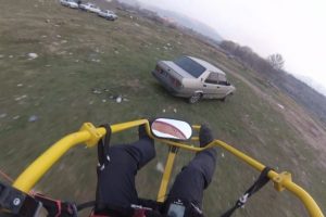 Acil iniş! &Uuml;stelik bir otomobile...