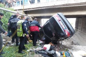 Otomobil k&ouml;pr&uuml;den u&ccedil;tu: 2 &ouml;l&uuml;