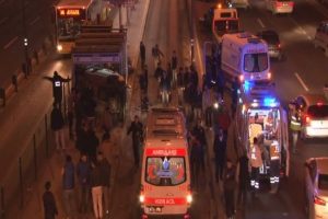 Hafif ticari ara&ccedil; metrob&uuml;s durağına u&ccedil;tu: 4 yaralı