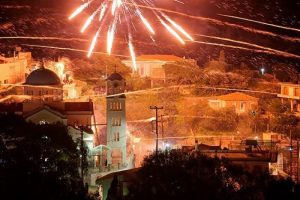 Yunanistan'da paskalyayı 'roket' savaşıyla kutladılar