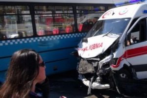Ambulans, &ouml;zel halk otob&uuml;s&uuml; ile &ccedil;arpıştı!
