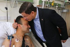 Başbakan Davutoğlu yaralı askerleri ziyaret etti
