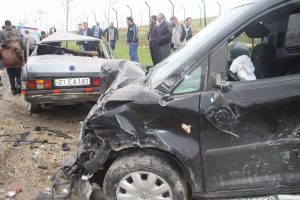 D&uuml;ğ&uuml;n konvoyu ile cenaze konvoyu &ccedil;arpıştı: 3 &ouml;l&uuml;, 5yaralı