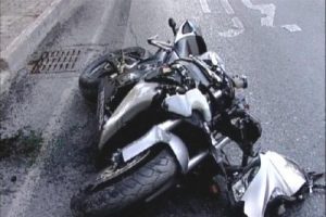 Motosikletli gen&ccedil; hız tutkusunun kurbanı