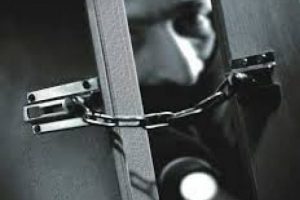 Kapıyı kilitlemeden &ccedil;ıktı, 16 bin liralık altını &ccedil;alındı
