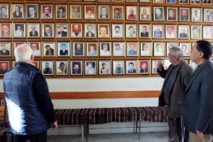 &Ouml;len yakınları ve komşularının fotoğraflarını kahvehanesine asıyor