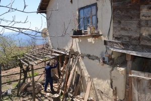 Bursa'da heyelan bir k&ouml;y&uuml; yok etmek &uuml;zere