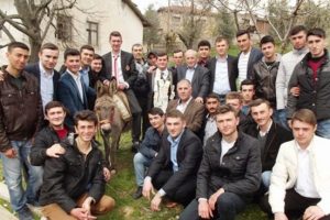 Bursa'da ilgin&ccedil; gelenek! Damadı &ouml;nce eşekle gezdirip...