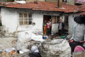 Bakamadığı 3 &ccedil;ocuğu yurda yerleştirilen anne &ccedil;aresiz kaldı
