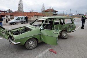 Sorgun'da 2 otomobil &ccedil;arpıştı, 4 yaralı