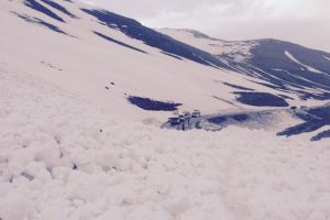 Karayolları ekibinin &uuml;zerine &ccedil;ığ d&uuml;şt&uuml;