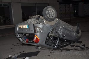 Bursa'da takla atan otomobil metrelerce s&uuml;r&uuml;klendi