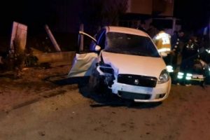 Otomobil beton direğe &ccedil;arptı: 1 &ouml;l&uuml;, 1 yaralı