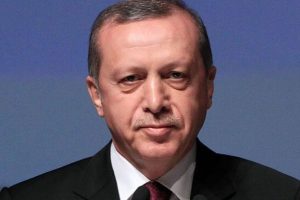 'Ailesini merak edip bir kere baktım'