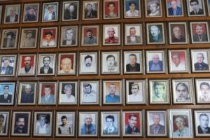 Duvarlar &ouml;len insanların fotoğraflarıyla dolu