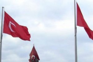 Yıldızsız T&uuml;rk Bayrağı tepki &ccedil;ekti