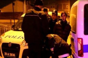 'Erkek' hırsız &ccedil;arşafın altına saklanmış!