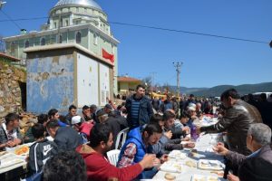 Bursa Mustafakemalpaşa'daki 'hayır' geleneği bu yıl da s&uuml;r&uuml;yor