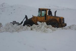 Hakkari'de kar altında su arıza &ccedil;alışması