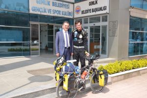 Barış i&ccedil;in pedal &ccedil;evirdi, Gemlik'te mola verdi