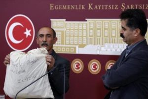 Şehit babası Meclis'te sordu: 'Bu kanlı torbayı neden g&ouml;nderdiniz?'