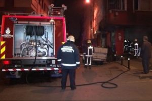 İstanbul'da panik! Bah&ccedil;elievler'de yangın &ccedil;ıktı
