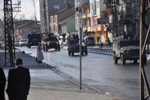 Y&uuml;ksekova'da askeri konvoya taşlı saldırı