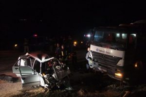 Beton mikseri otomobil kafa kafaya &ccedil;arpıştı