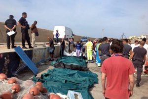 Akdeniz'de ka&ccedil;ak g&ouml;&ccedil;men faciası: 400 &ouml;l&uuml;