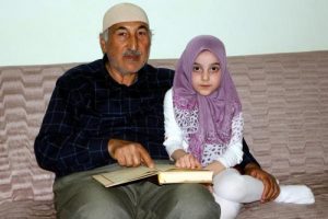 6 yaşında dedesine Kuran okumayı &ouml;ğretti