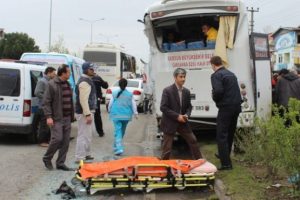 Yolcu midib&uuml;sleri &ccedil;arpıştı: 17 yaralı