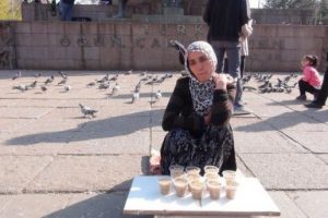 Hayatını kuş yemi satarak s&uuml;rd&uuml;r&uuml;yor