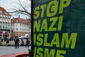 Danimarka'da İslam karşıtı afiş tepki &ccedil;ekti