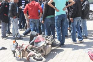 Motosiklet otomobille &ccedil;arpıştı!