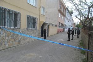 Kadın evinin kapısını a&ccedil;arken sırtından vuruldu!