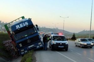 Samsun'da taş y&uuml;kl&uuml; TIR yan yattı