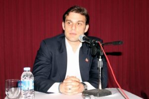 &Ccedil;i&ccedil;eği burnunda siyaset&ccedil;i Mehmet Aslan: 'T&uuml;rkiye &ccedil;ok &ouml;nemli bir virajın eşiğinde'