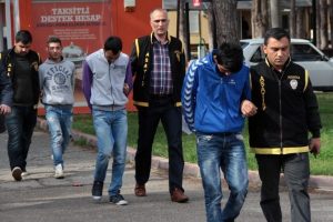 Kandırıp arkadaşlarıyla tecav&uuml;z etti