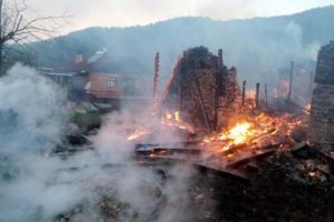K&ouml;yde yangın: 5 ev, 1 samanlık ve 2 otomobil yandı