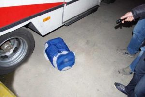 Kokain dolu &ccedil;antayı bırakıp ka&ccedil;tı
