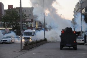 Zırhlı ara&ccedil; kadına &ccedil;arptı
