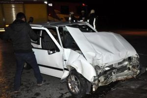 Otomobil TIR'a &ccedil;arptı: 1 &ouml;l&uuml;, 1 yaralı