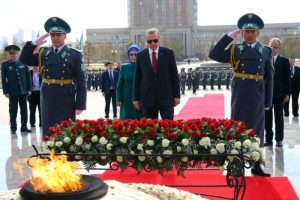 Vatan Koruyucuları Anıtı'nı ziyaret etti