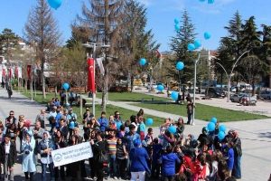 Otistik &ccedil;ocuklar g&ouml;ky&uuml;z&uuml;ne balon bıraktı