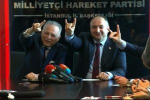 Ekmeleddin İhsanoğlu bozkurt işareti yapamadı