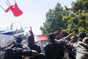 &Uuml;niversite karıştı! &Ccedil;ok sayıda &ouml;ğrenci yaralandı!