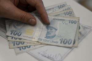 Evini sattı parasını dolandırıcılara verdi