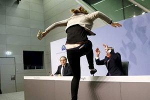 'Mario Draghi'nin masasına &ccedil;ıktım, i&ccedil; &ccedil;amaşırımı konuşuyorlar'
