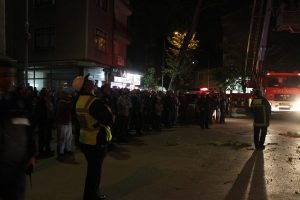 Bursa'da ekmek zammına tepki i&ccedil;in ağaca &ccedil;ıktı!