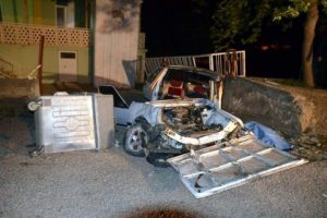 Otomobil cami kapısına &ccedil;arptı: 1 &ouml;l&uuml;, 3 yaralı